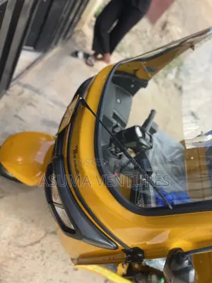 TVS HLX Plus ES 2025 Yellow