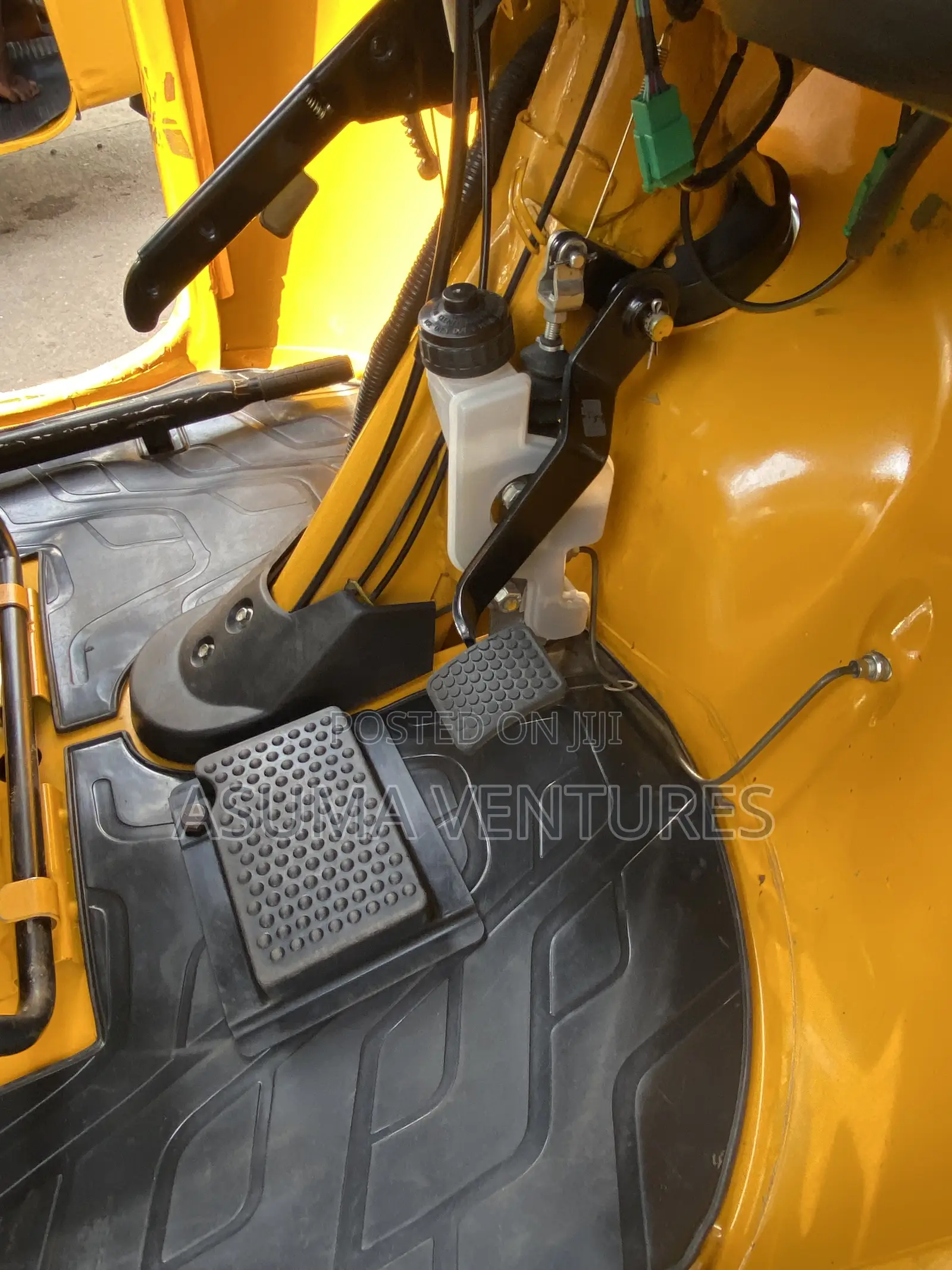 TVS HLX Plus ES 2025 Yellow