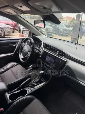 Toyota Corolla SE 4dr Sedan (1.8L 4cyl CVT) 2017 Brown