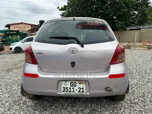 Toyota Vitz 2009 Silver