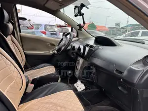 Toyota Vitz 2009 Silver