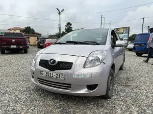 Toyota Vitz 2009 Silver