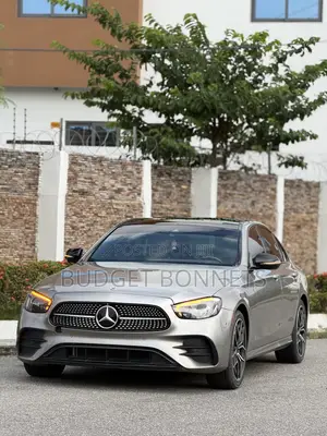 Mercedes-Benz E300 2023 Gold