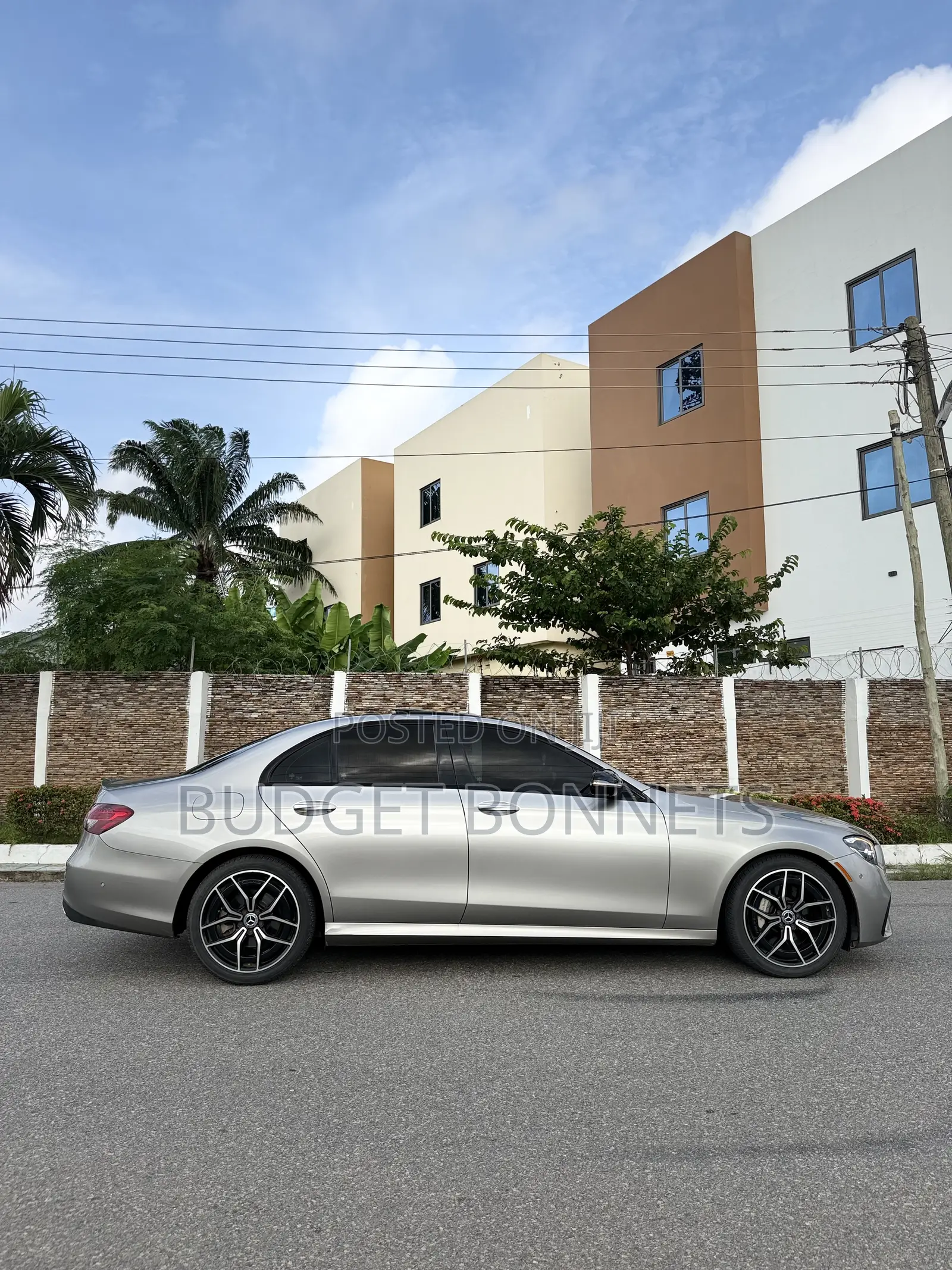 Mercedes-Benz E350 2023 Gold