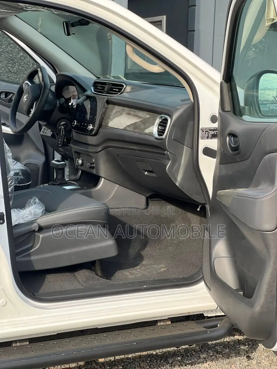 New Nissan Pick-Up 2025 White