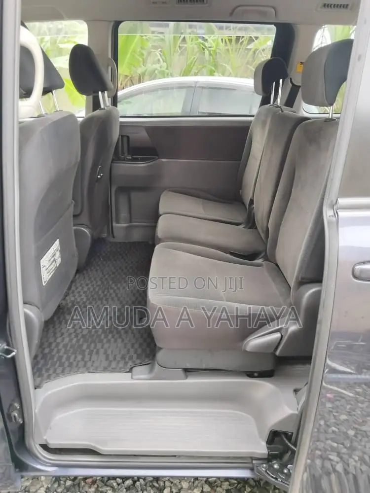 Toyota Voxy 2016 Blue