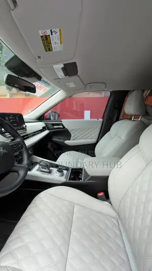 Mitsubishi Outlander SE Launch Edition 2022 Red