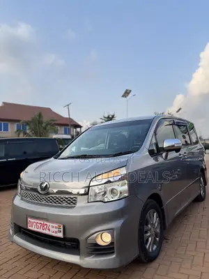 Toyota Voxy 2012