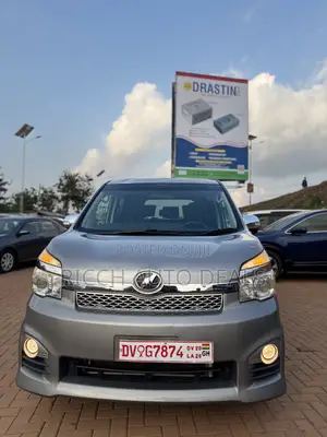 Toyota Voxy 2012