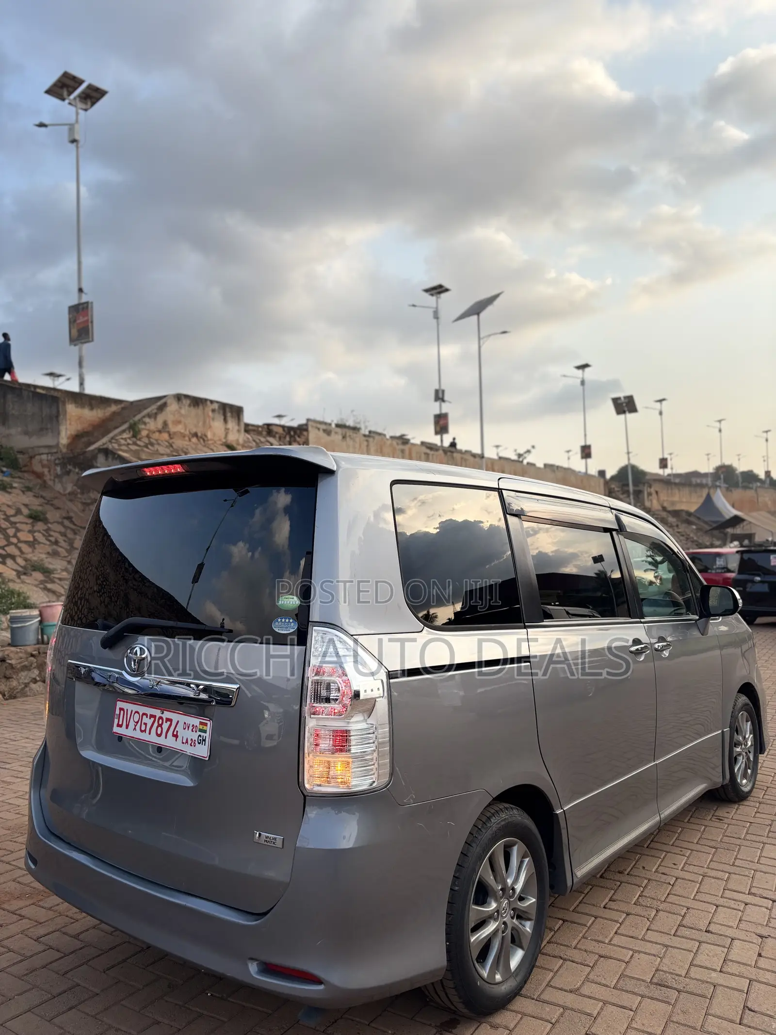 Toyota Voxy 2012