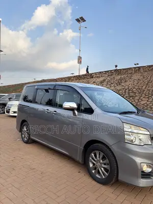 Toyota Voxy 2012