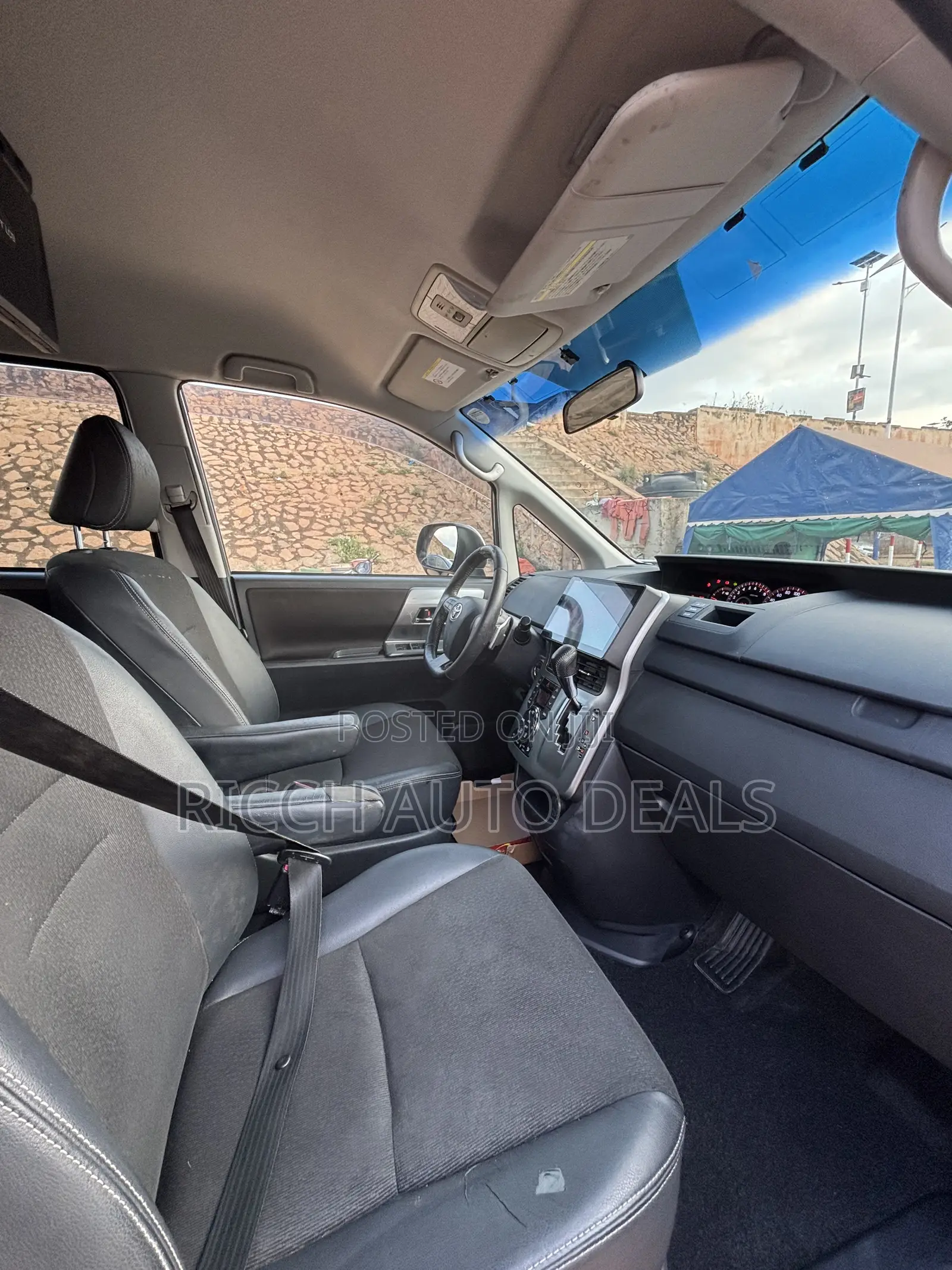 Toyota Voxy 2012