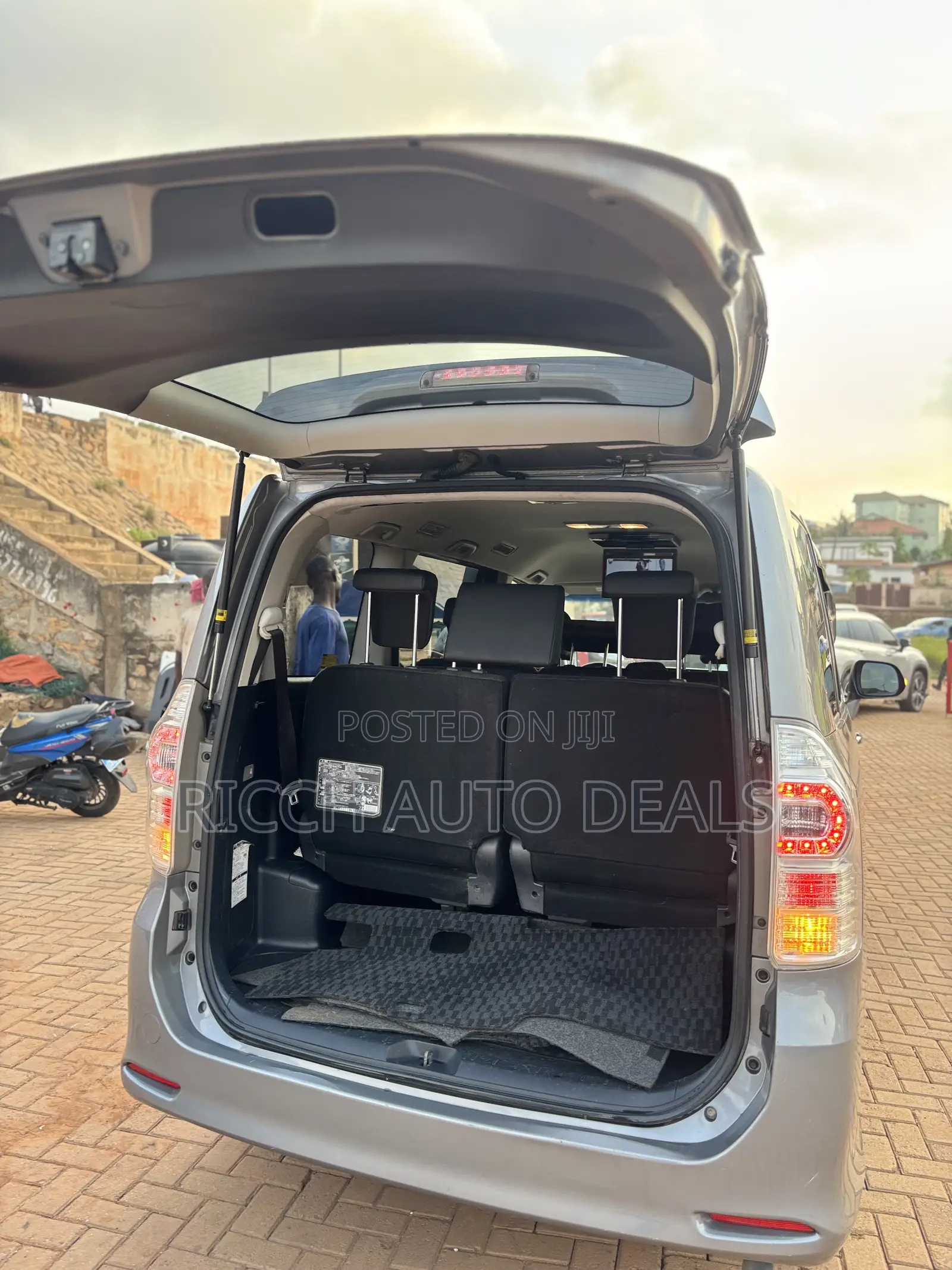 Toyota Voxy 2012