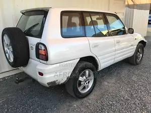 Toyota RAV4 Automatic 2000 White