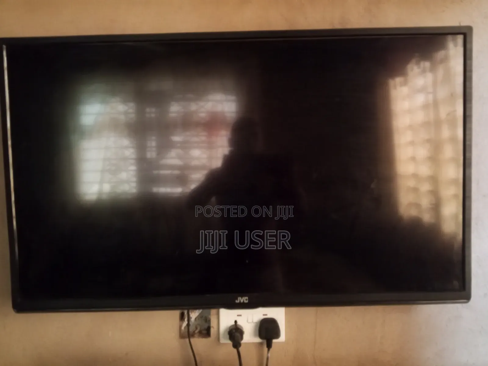 40"Jvc Full Hd Led Tv With Cracked Screen