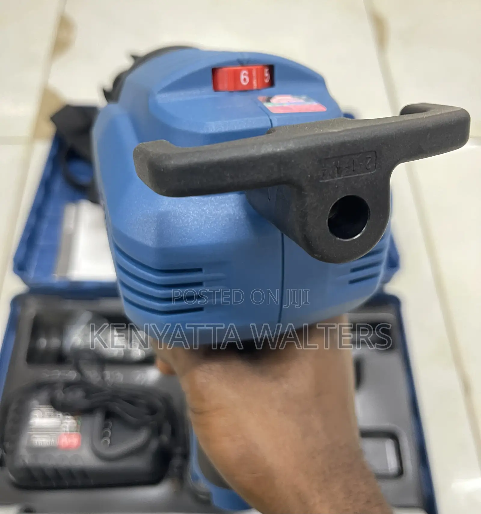 Dong Cheng 12v Cordless Caulking Gun 3400n Sealant Gun for Silicone