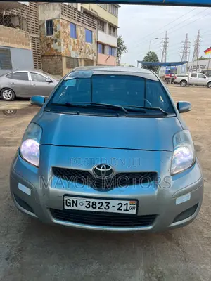 Toyota Vitz 1.0 FWD 3dr 2010 Gray