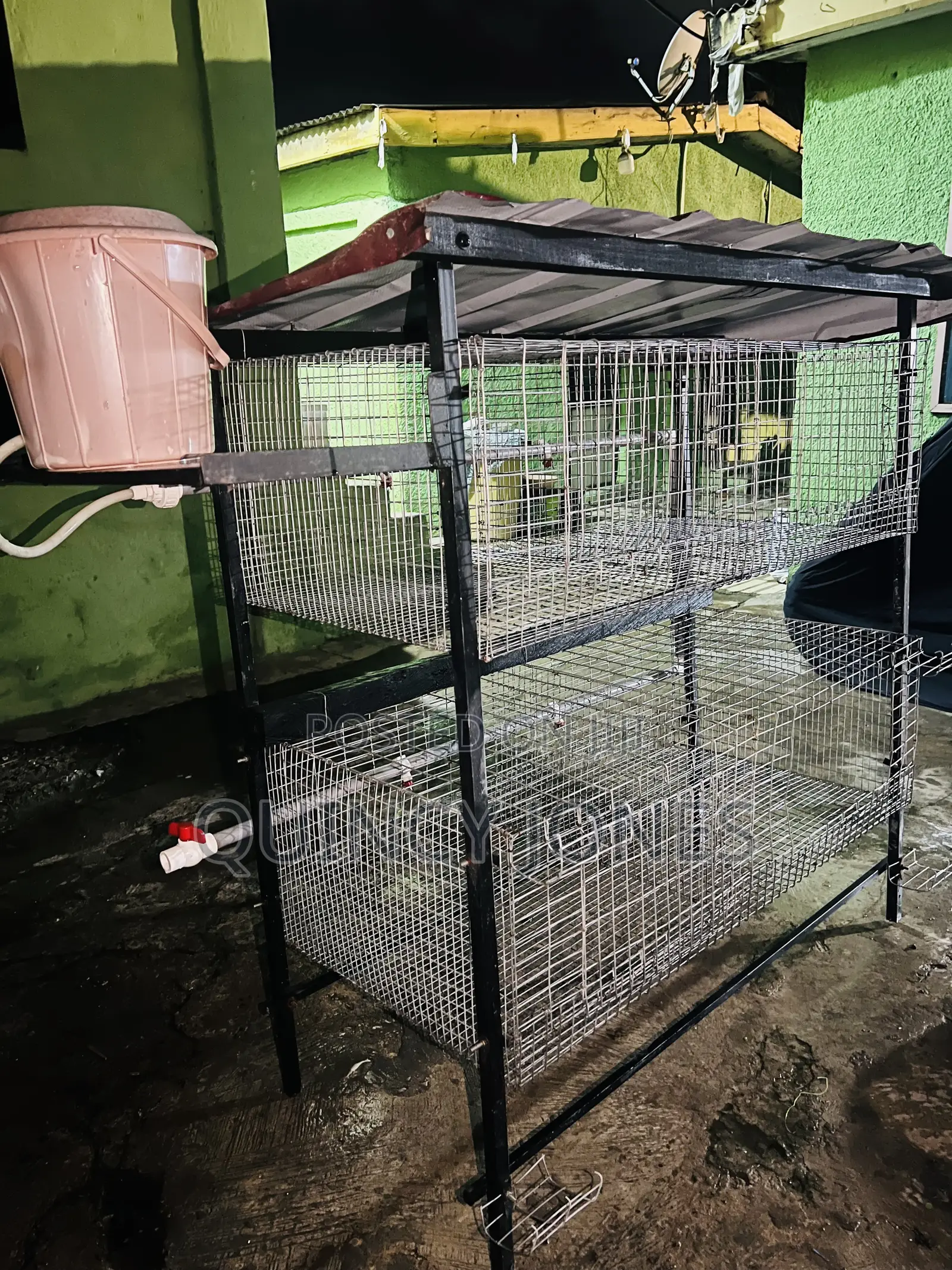 4unit Cage With a Water System