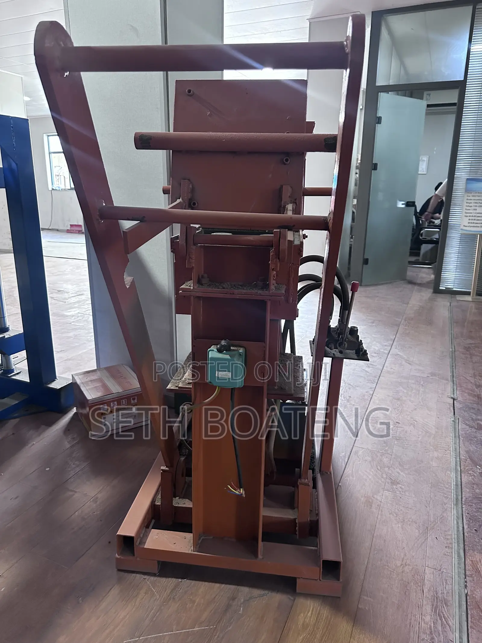 Hydraulic Clay and Bricks Making Machine for Quick Sale