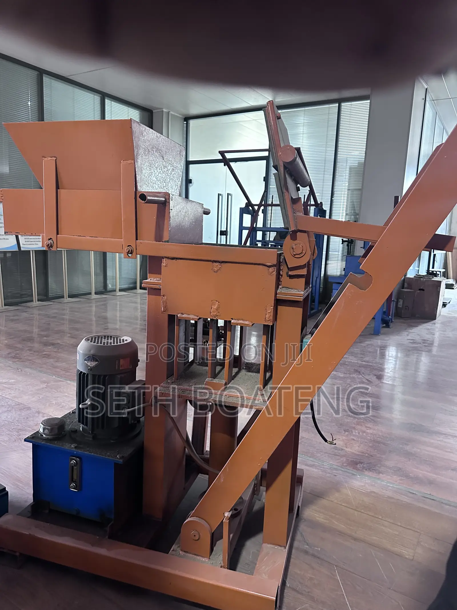 Hydraulic Clay and Bricks Making Machine for Quick Sale