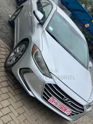 Hyundai Elantra 2018 Silver