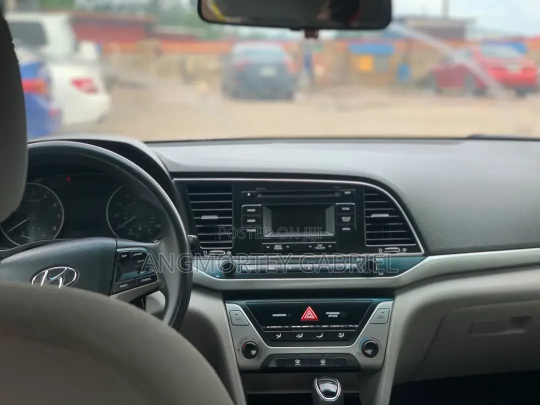 Hyundai Elantra 2018 Silver
