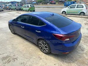 Hyundai Elantra Limited Sedan FWD (2.0L 4cyl 6A) 2017 Blue