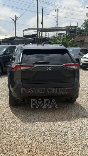 Toyota RAV4 XLE 2021 Silver