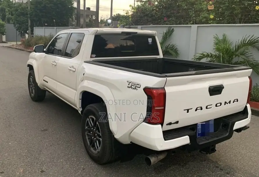 Toyota Tacoma 2024 White