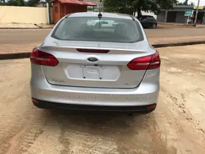 Ford Focus SEL Sedan FWD (2.0L 4cyl 6A) 2017 Gray