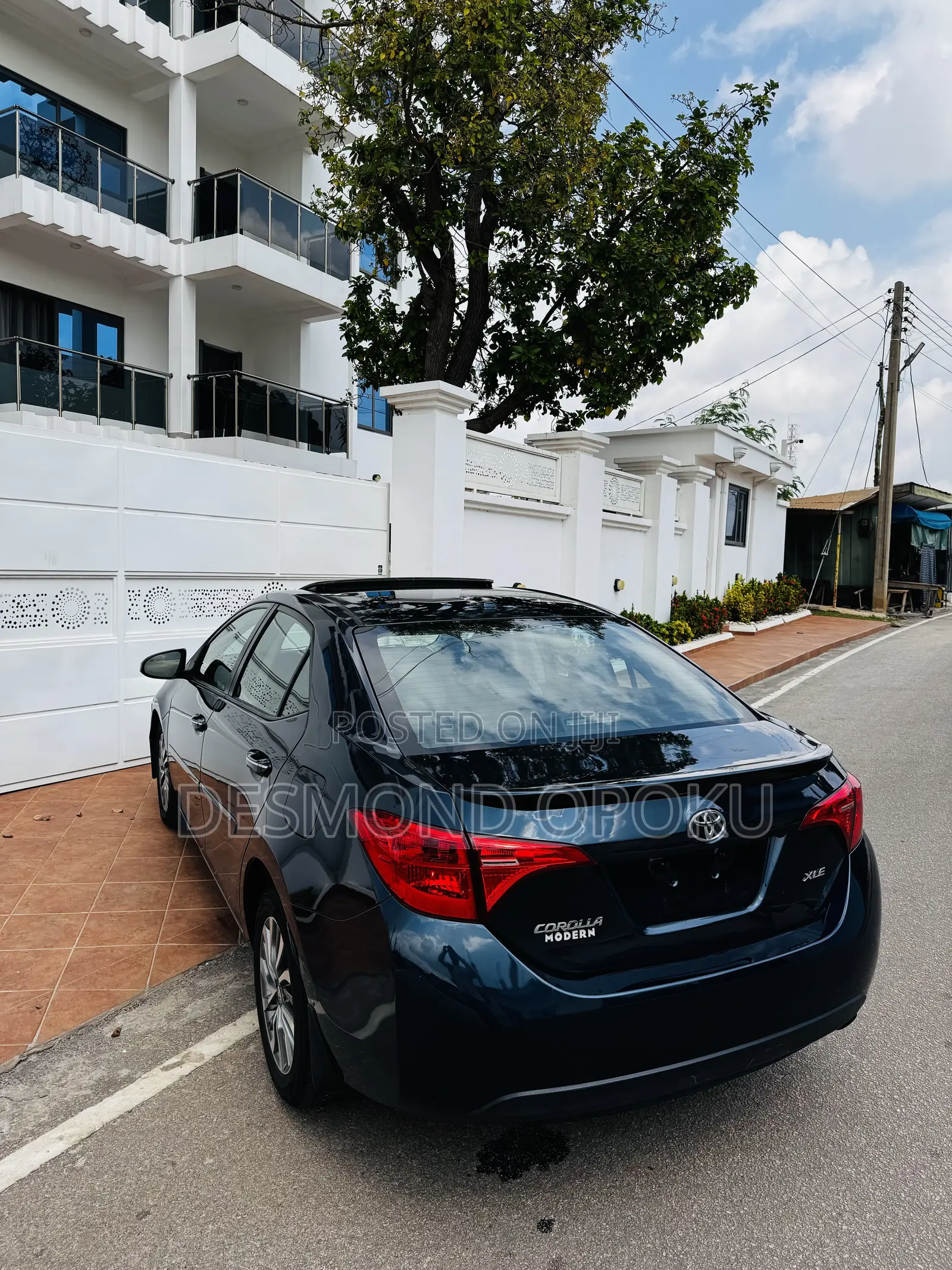 Toyota Corolla XLE (1.8L 4cyl 2A) 2019 Blue