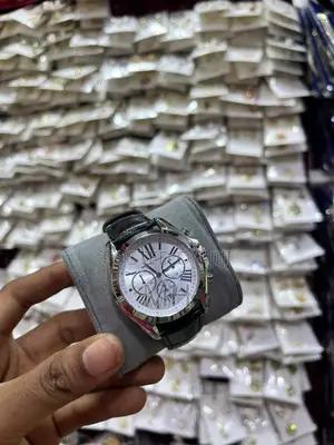 Luxury Wrist Watches Fashion Accessories for Men and Women