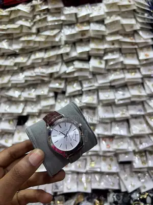 Luxury Wrist Watches Fashion Accessories for Men and Women