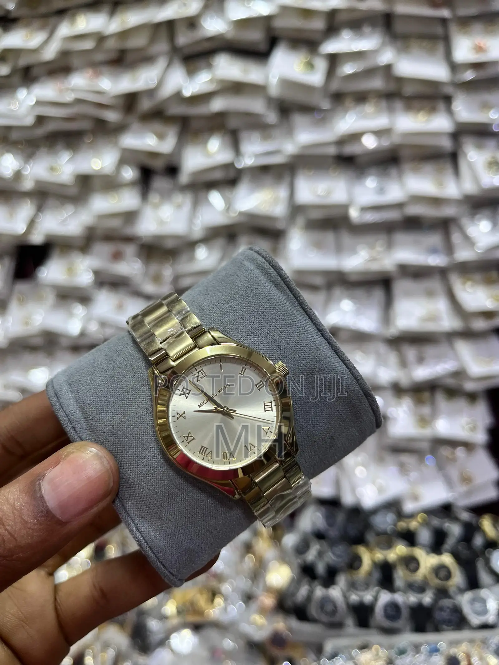 Luxury Wrist Watches Fashion Accessories for Men and Women