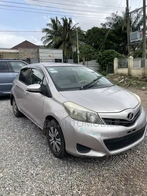 Toyota Vitz 2013 Silver