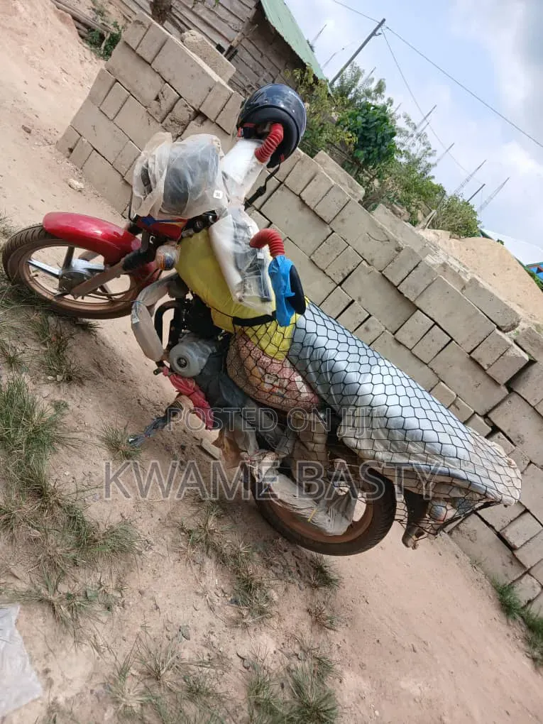 Bajaj Boxer 125 2026 Red