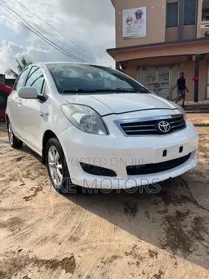 Toyota Yaris L Hatchback 3dr 2012 White
