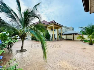5bdrm House in Danfa for sale
