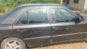 Mercedes-Benz 200 1990 Black