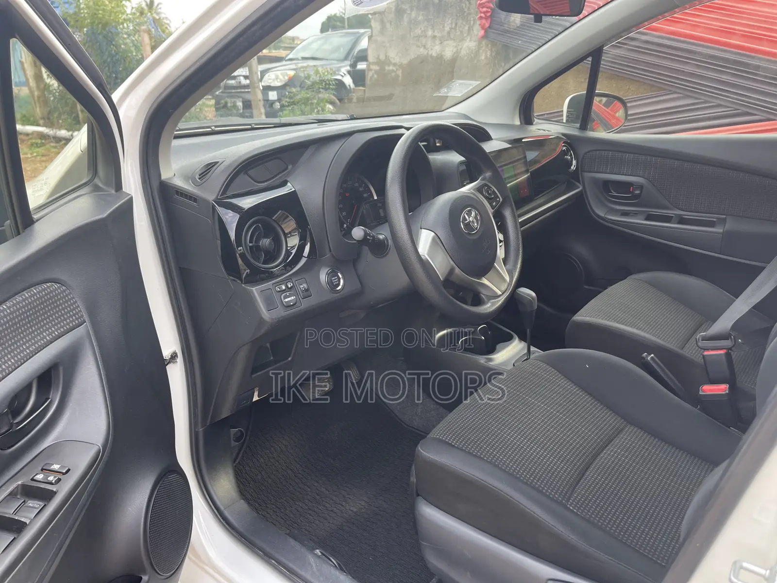 Toyota Vitz 1.3 AWD 3dr 2015 White
