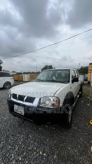 Nissan Hardbody 2014 White