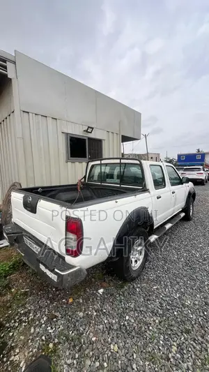 Nissan Hardbody 2014 White