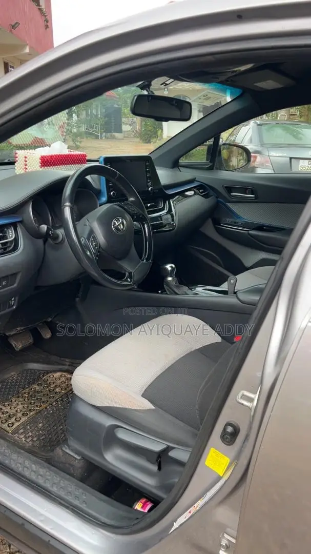 Toyota C-HR LE FWD 2019 Gold