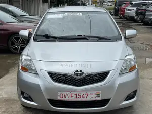 Toyota Yaris Base Sedan 4dr 2010 Silver