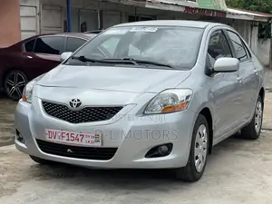 Toyota Yaris Base Sedan 4dr 2010 Silver