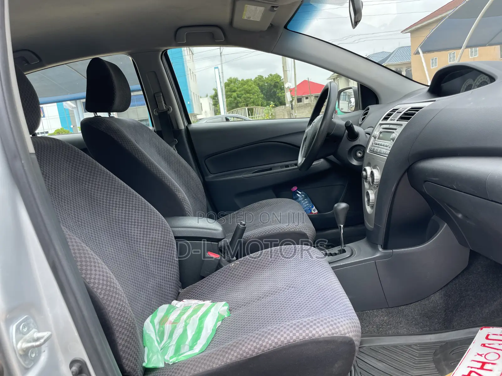 Toyota Yaris Base Sedan 4dr 2010 Silver