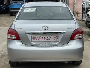 Toyota Yaris Base Sedan 4dr 2010 Silver