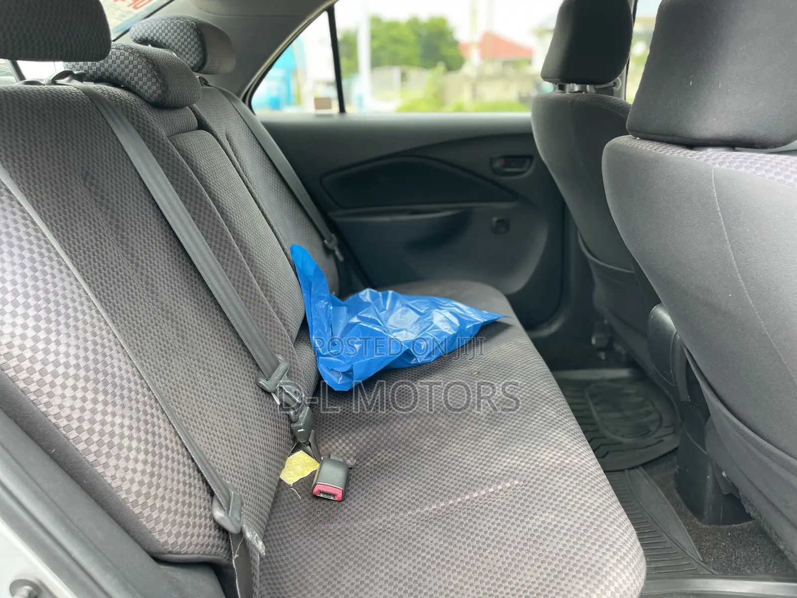 Toyota Yaris Base Sedan 4dr 2010 Silver