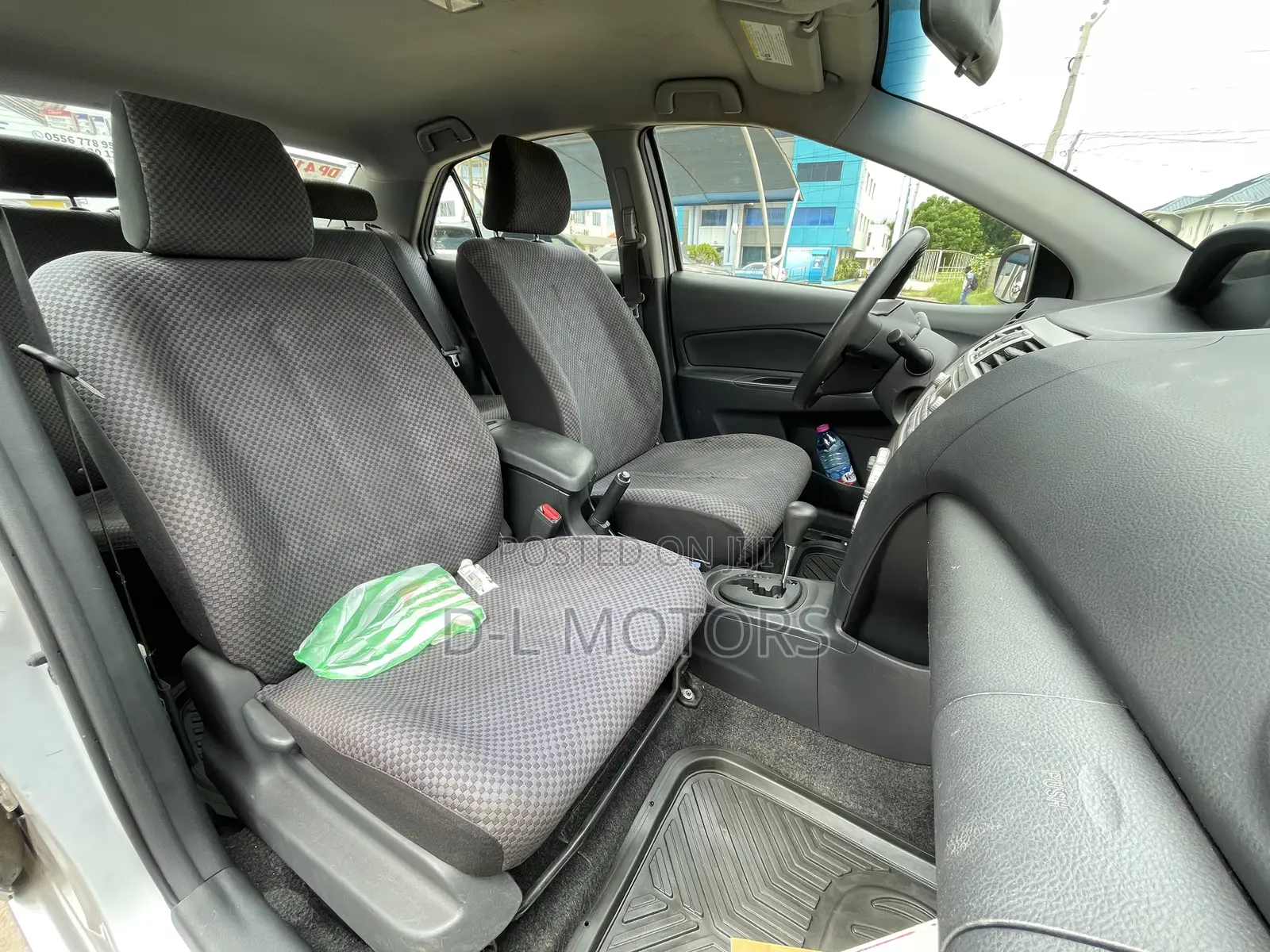 Toyota Yaris Base Sedan 4dr 2010 Silver