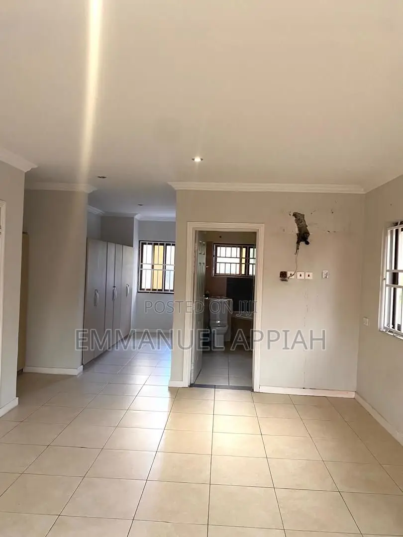 3bdrm House in Achimota Cfc Estate for rent